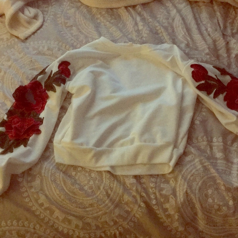 White sweatshirt with rose sleeves